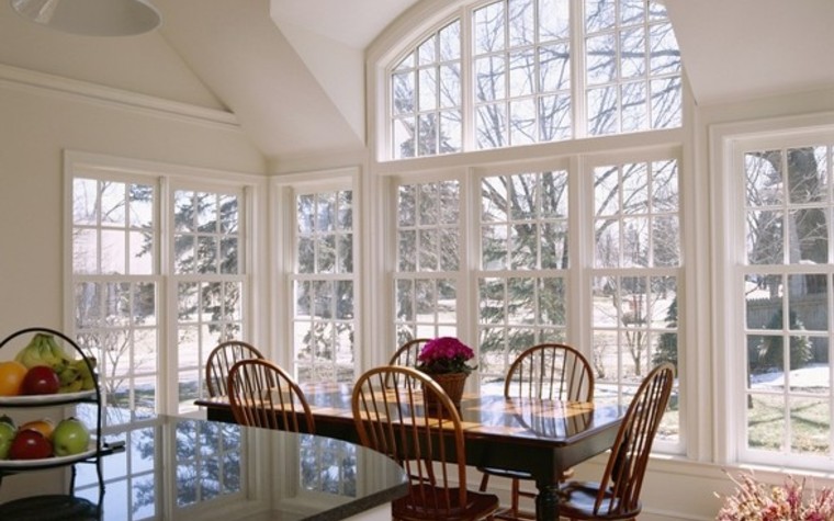 Weißer Decklack auf Wasserbasis für Außenbereich mit hervorragendem Schutz vor Witterungseinflüssen. 
Tisch und Stühle aus Nussbaum.
